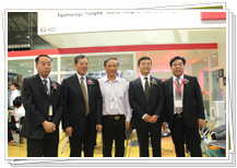 2013上海紡機展行業(yè)領(lǐng)導蒞臨指導并留影