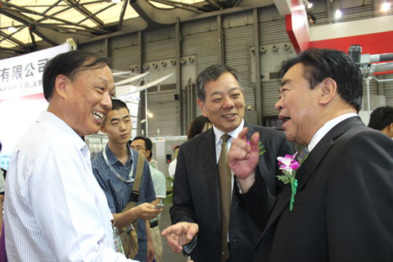 2013年上海紡機(jī)展2013年上海紡機(jī)展行業(yè)領(lǐng)導(dǎo)蒞臨指導(dǎo)與董事長親切交流