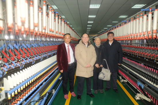 中國工程院院士姚穆（左三）、中國紡織工業(yè)聯(lián)合會副會長高勇（左二）、中國紡織機(jī)械器材工業(yè)協(xié)會理事長王樹田（右一）與同和公司崔桂生董事長（左一）在同和鑒定會設(shè)備測試現(xiàn)場