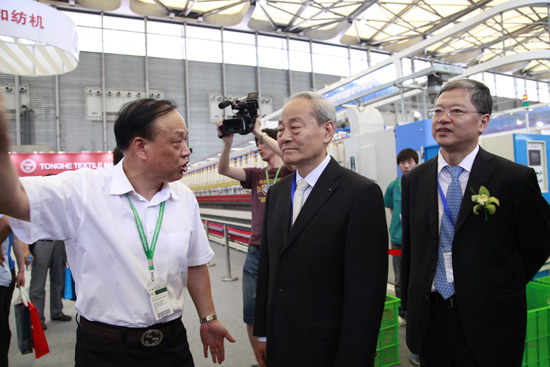 中國紡織工業(yè)協(xié)會前會長杜玉洲蒞臨同和公司紡機展參觀