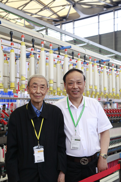 姚穆院士參觀同和展出的1008錠長車緊密紡自動(dòng)落紗細(xì)紗機(jī)