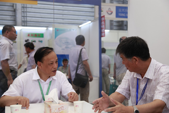 河南省紡織協(xié)會(huì)會(huì)長(zhǎng)李書勤蒞臨同和公司參觀與崔桂生董事長(zhǎng)親切交流